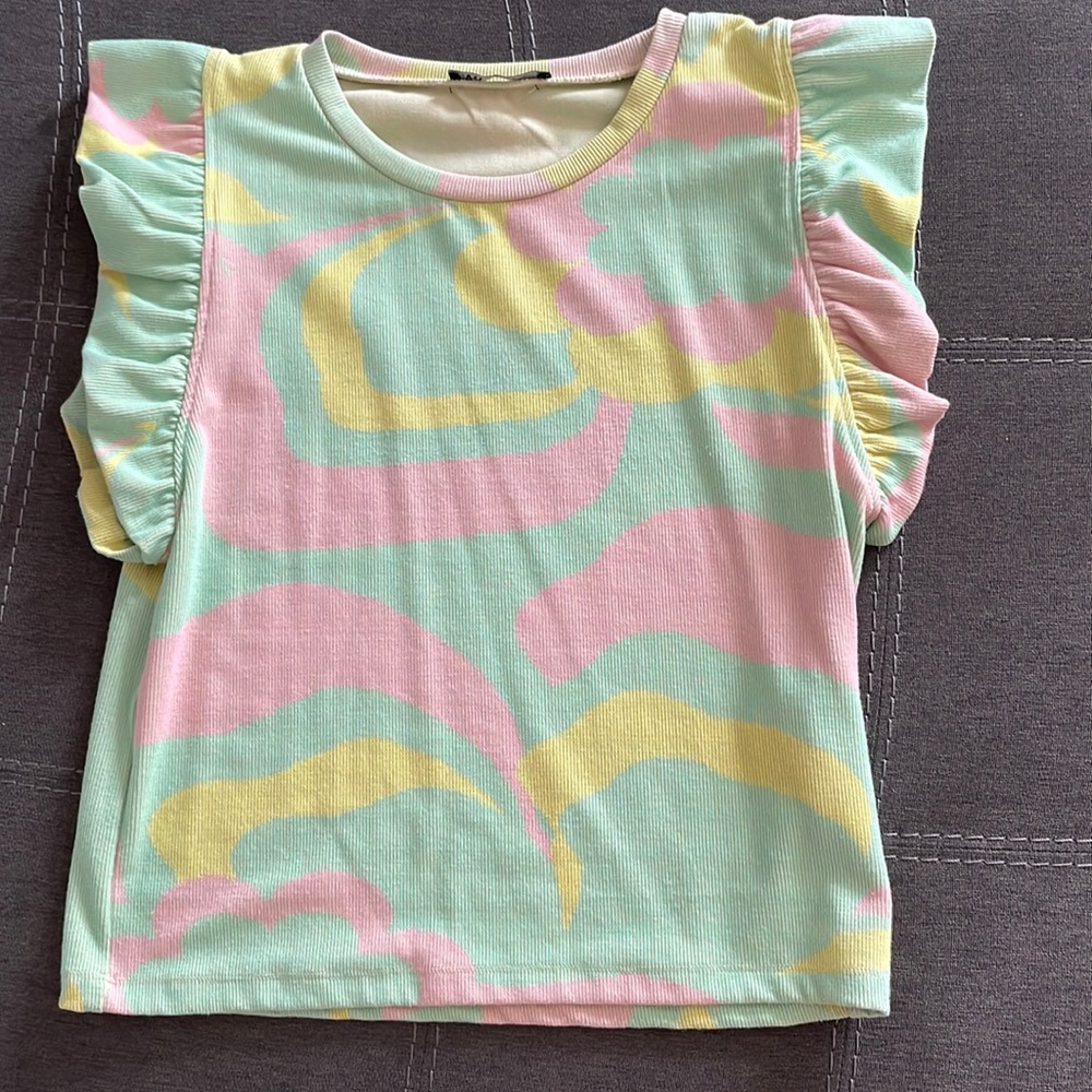 Zara top with ruffled sleeves. Excellent condition. No marks or stains.